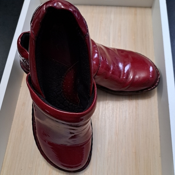 B.O.C. Born Concepts Burgundy Patent Leather Clogs/Mules   Size 7.5 - Picture 6 of 13